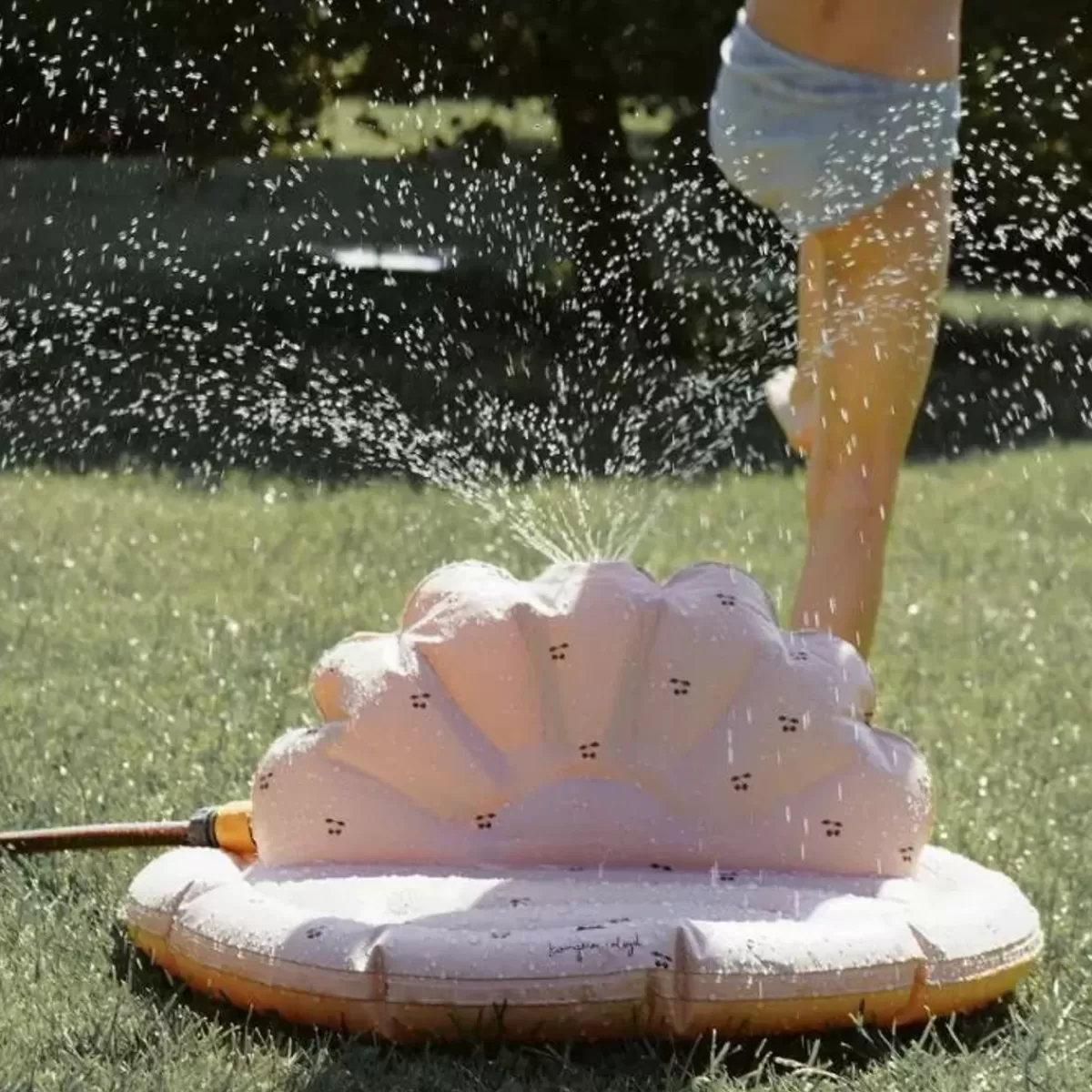 Buitenspeelgoed-Konges Slojd Cherry Blush Shell Sprinkler | Opblaasbare Waterpret